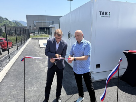 Simbolični prerez traku ob pridobitvi baterijskega hranilnika električne energije, župan dr. Tomaž Rožen in direktor Igor Lipovnik